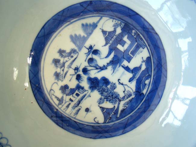 An exceptionally FINE and RARE early 19th century Chinese Export Porcelain 'Canton' six sided petal shaped bowl — image 3